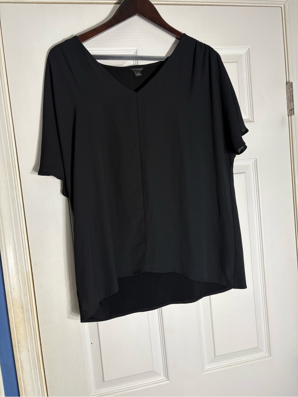Ann Taylor Black V-Neck Short Sleeve Blouse